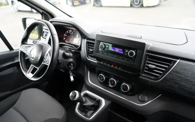 RENAULT TRAFIC III / BUS / 9 MIEJSC / PIERWSZY WŁAŚCICIEL / POLSKI SALON / 2022 ROK / 