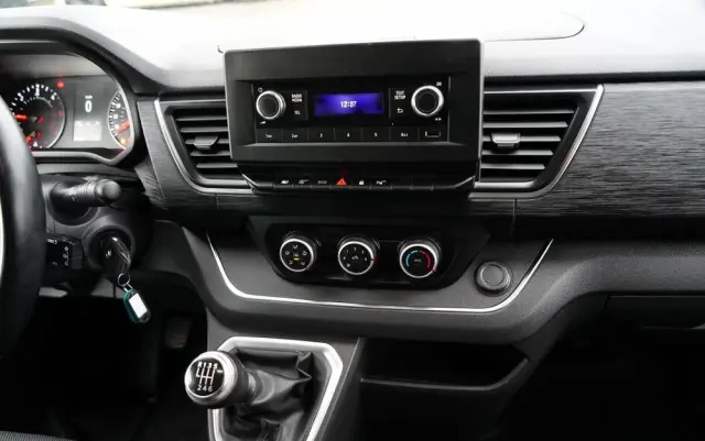 RENAULT TRAFIC III / BUS / 9 MIEJSC / PIERWSZY WŁAŚCICIEL / POLSKI SALON / 2022 ROK / 