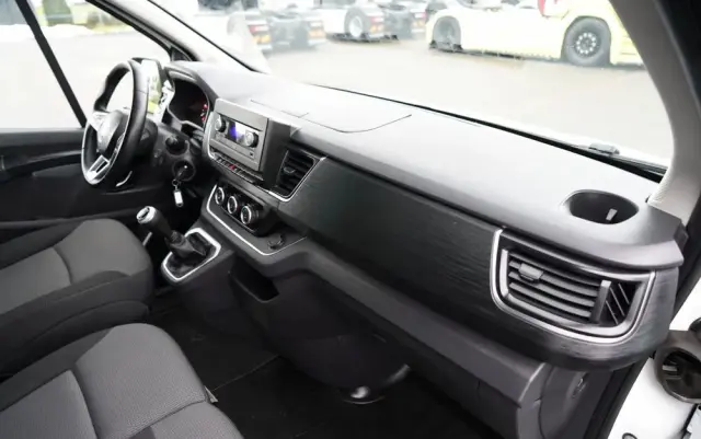 RENAULT TRAFIC III / BUS / 9 MIEJSC / PIERWSZY WŁAŚCICIEL / POLSKI SALON / 2022 ROK / 