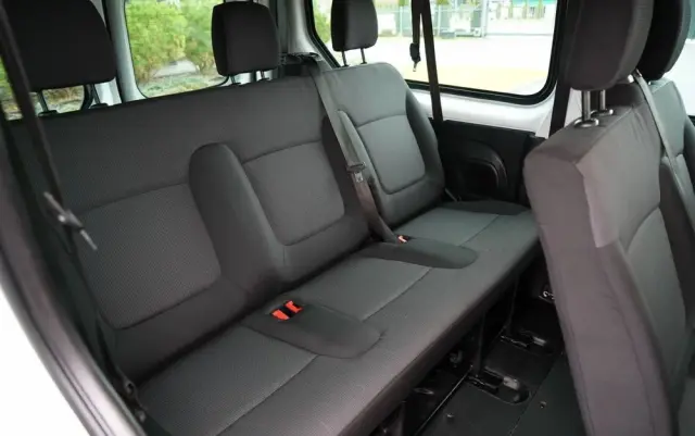 RENAULT TRAFIC III / BUS / 9 MIEJSC / PIERWSZY WŁAŚCICIEL / POLSKI SALON / 2022 ROK / 