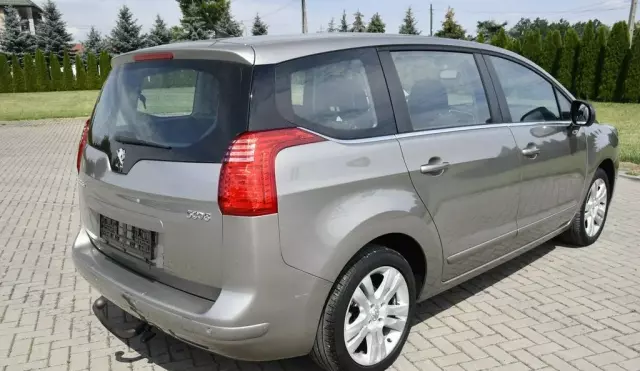 PEUGEOT 5008 