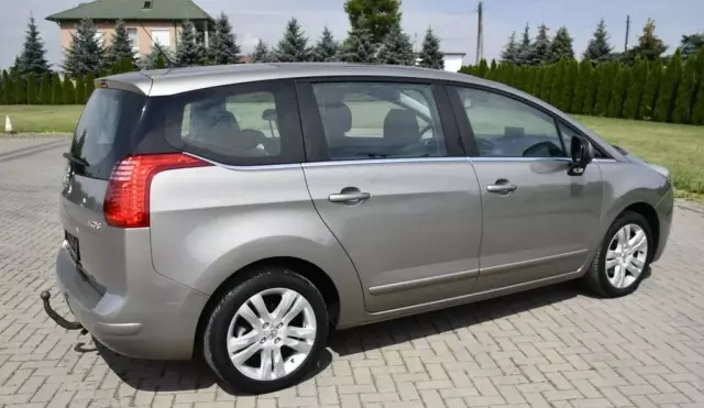 PEUGEOT 5008 