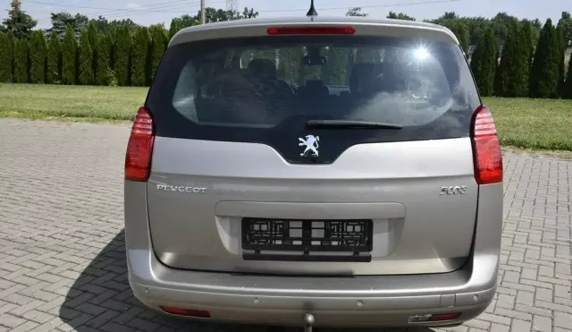 PEUGEOT 5008 