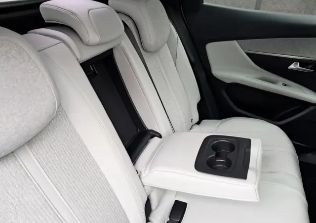 PEUGEOT 3008 PureTech 130 Stop & Start GPF EAT8 Allure Business-Paket