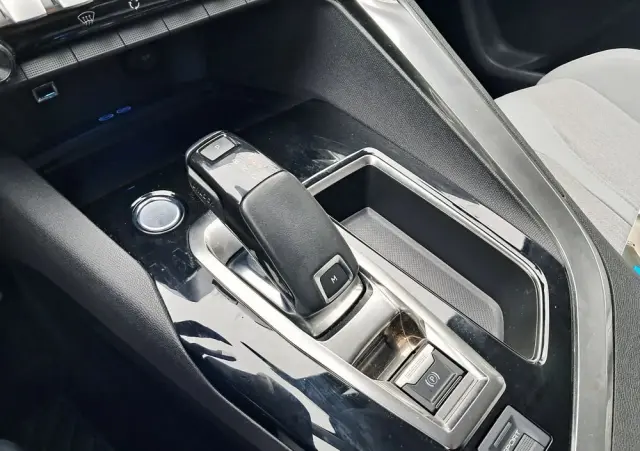 PEUGEOT 3008 PureTech 130 Stop & Start GPF EAT8 Allure Business-Paket