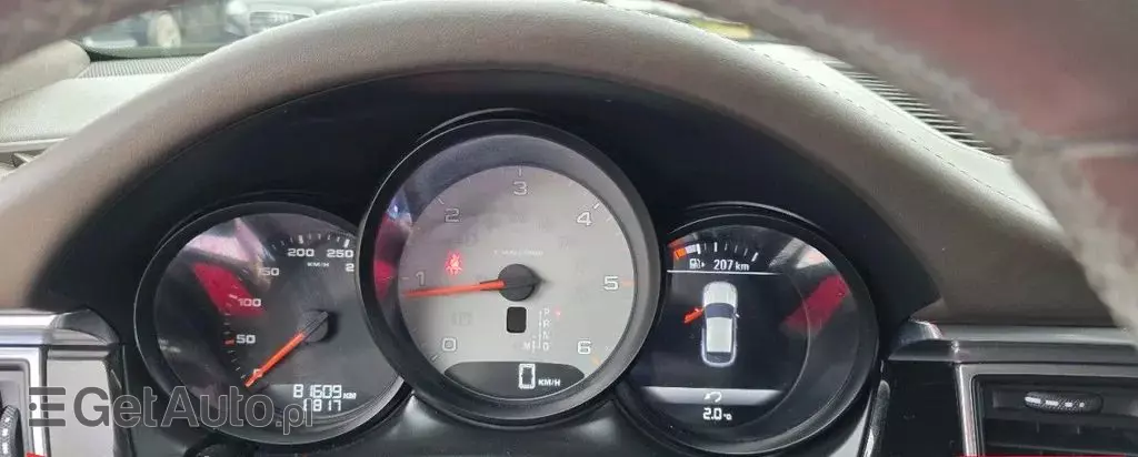 PORSCHE Macan 
