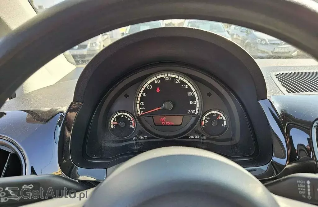 VOLKSWAGEN Up! 