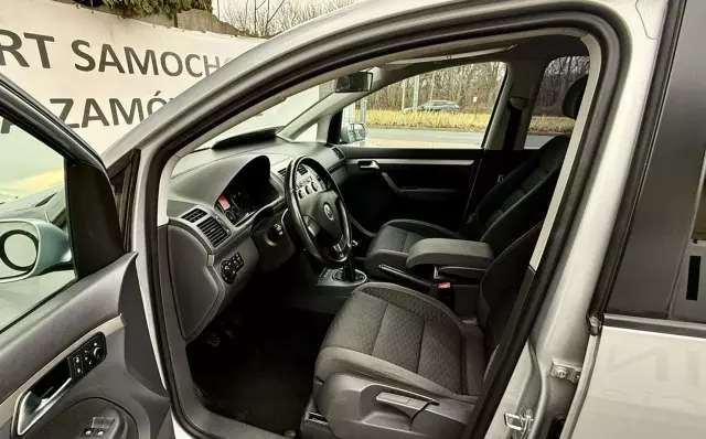 VOLKSWAGEN Touran 