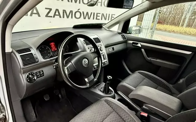 VOLKSWAGEN Touran 