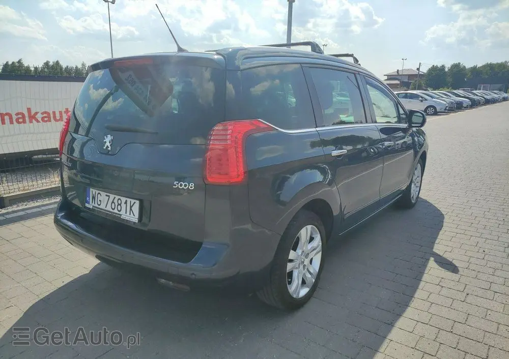 PEUGEOT 5008 