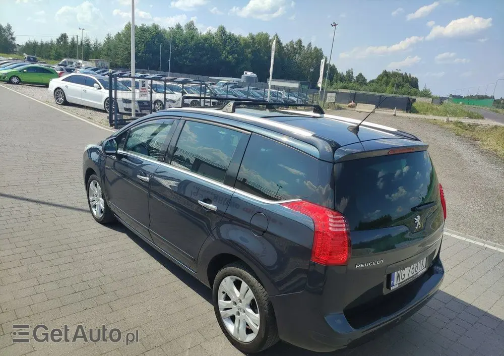 PEUGEOT 5008 