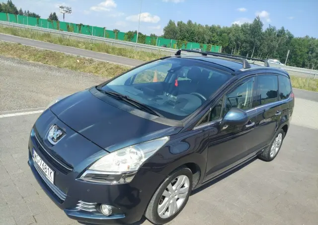 PEUGEOT 5008 