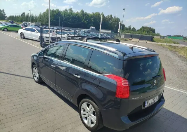 PEUGEOT 5008 