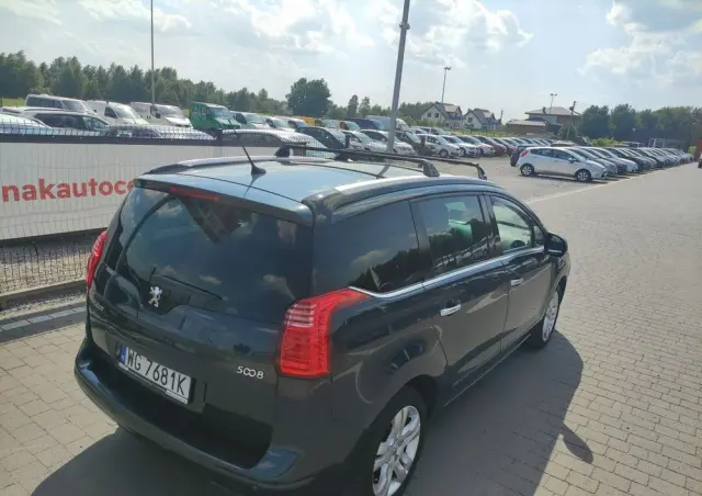 PEUGEOT 5008 