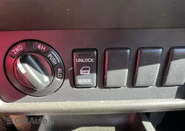 NISSAN Navara 2.5 D R-Black