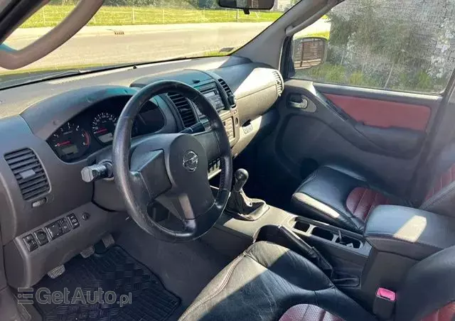 NISSAN Navara 2.5 D R-Black