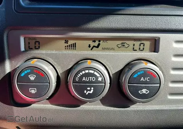 NISSAN Navara 2.5 D R-Black