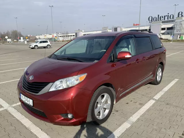 TOYOTA Sienna 