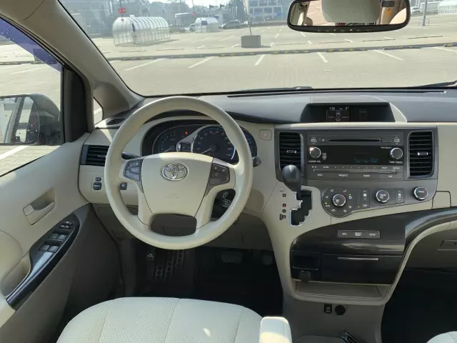 TOYOTA Sienna 