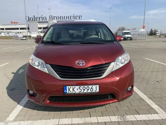 TOYOTA Sienna 