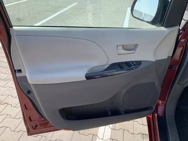 TOYOTA Sienna 