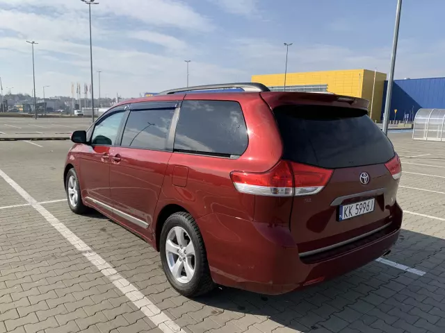 TOYOTA Sienna 