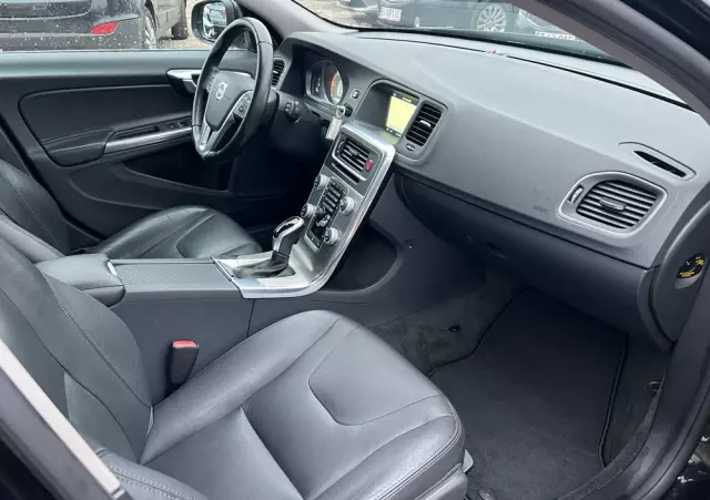 VOLVO V60 D4 Drive-E Momentum