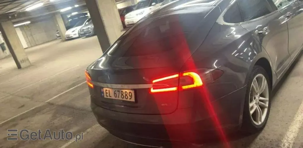 TESLA Model S 