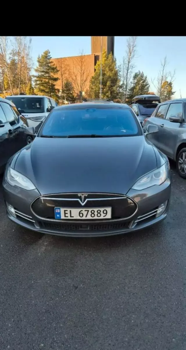TESLA Model S 