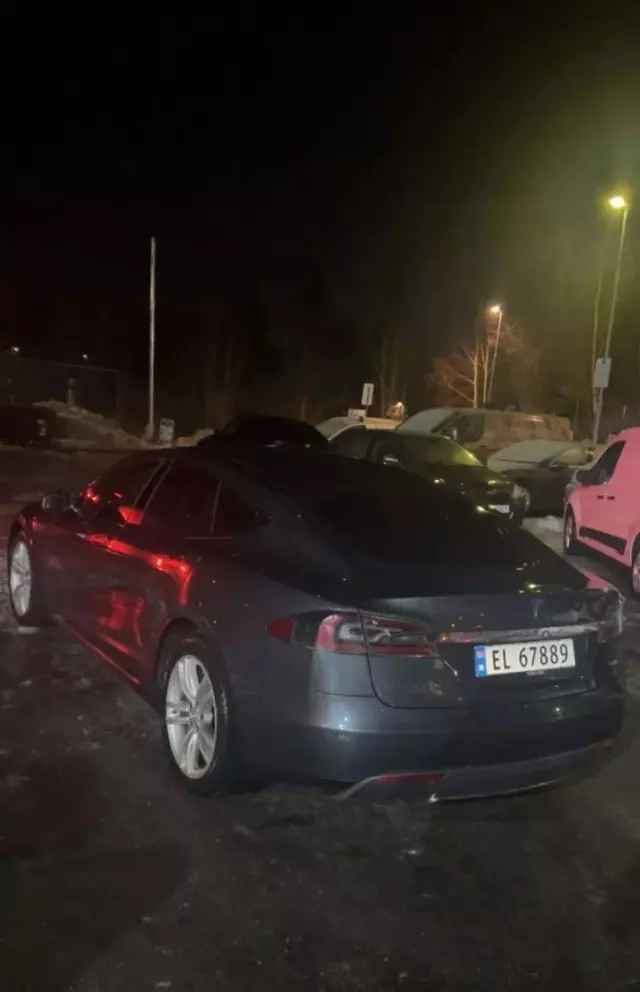 TESLA Model S 