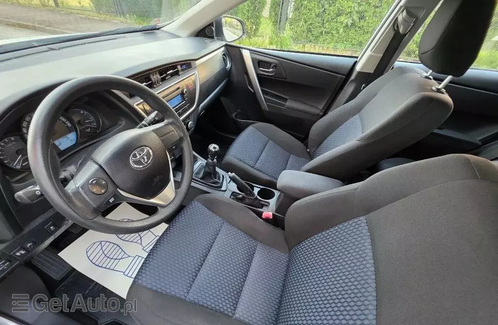 TOYOTA Auris 