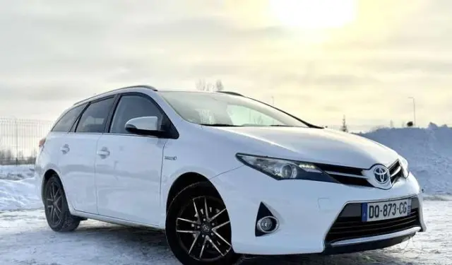 TOYOTA Auris 