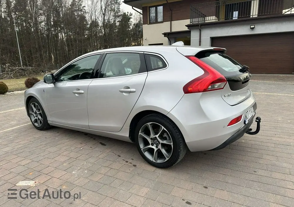 VOLVO V40 