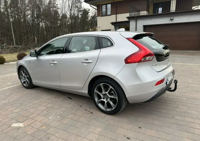 VOLVO V40 