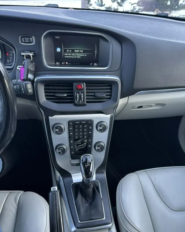VOLVO V40 
