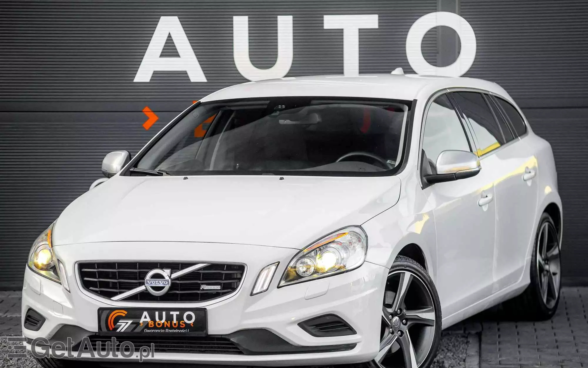 VOLVO V60 T4 R-Design Momentum