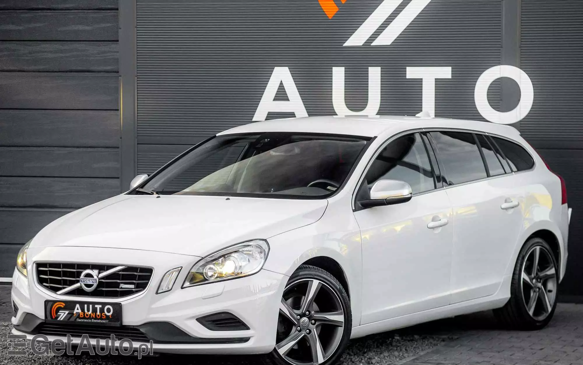 VOLVO V60 T4 R-Design Momentum