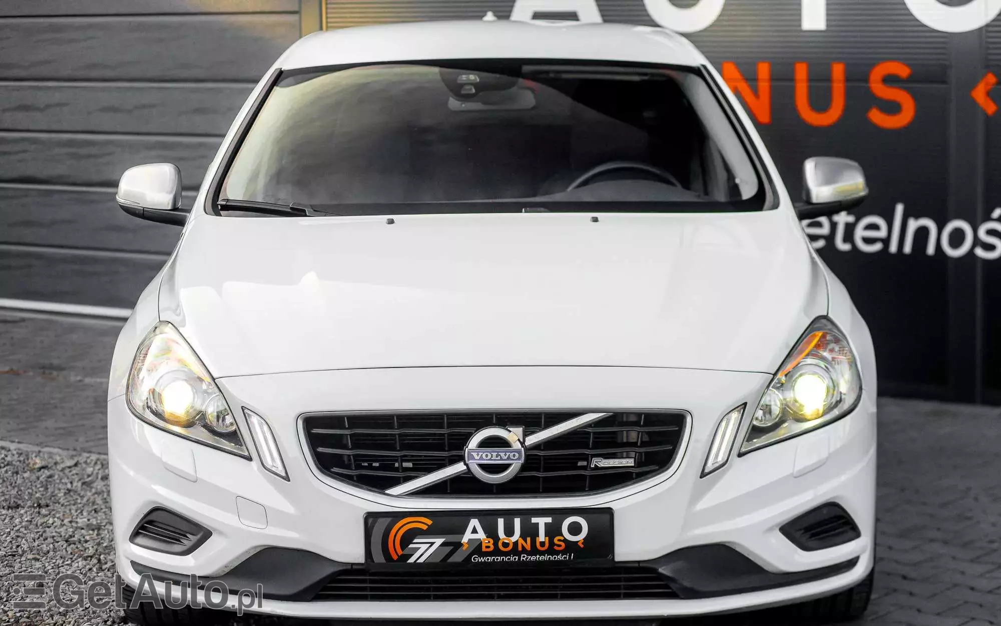 VOLVO V60 T4 R-Design Momentum