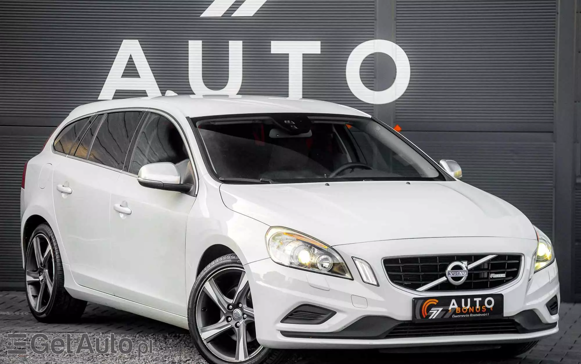 VOLVO V60 T4 R-Design Momentum