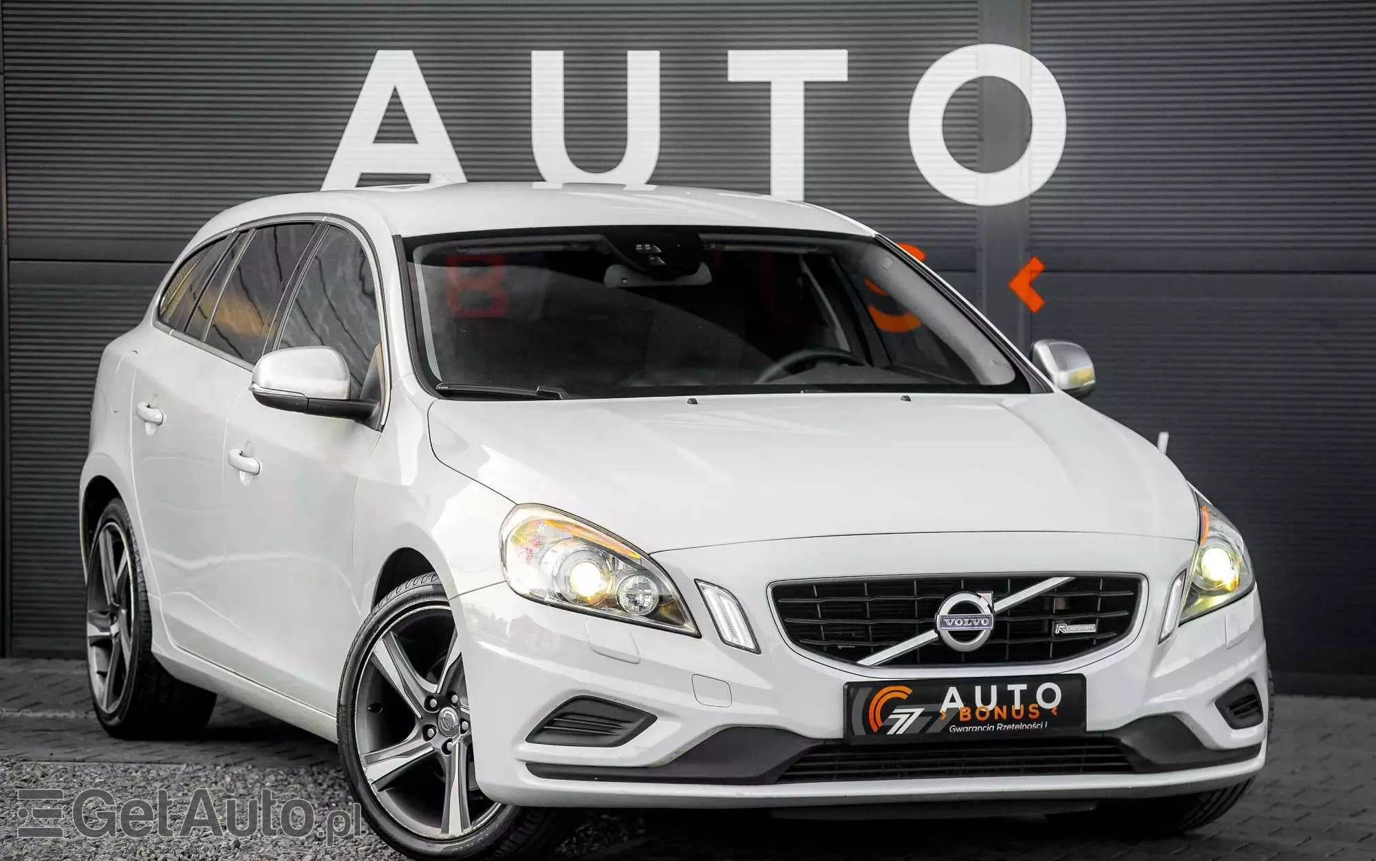 VOLVO V60 T4 R-Design Momentum