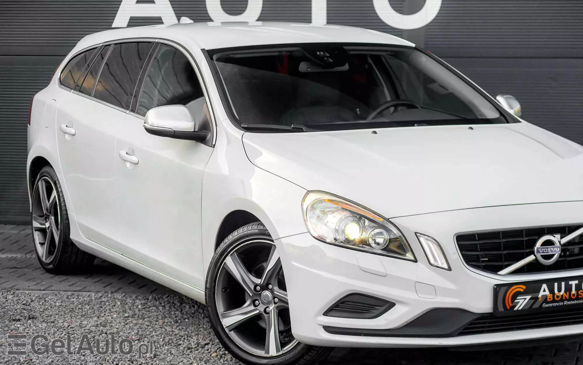 VOLVO V60 T4 R-Design Momentum