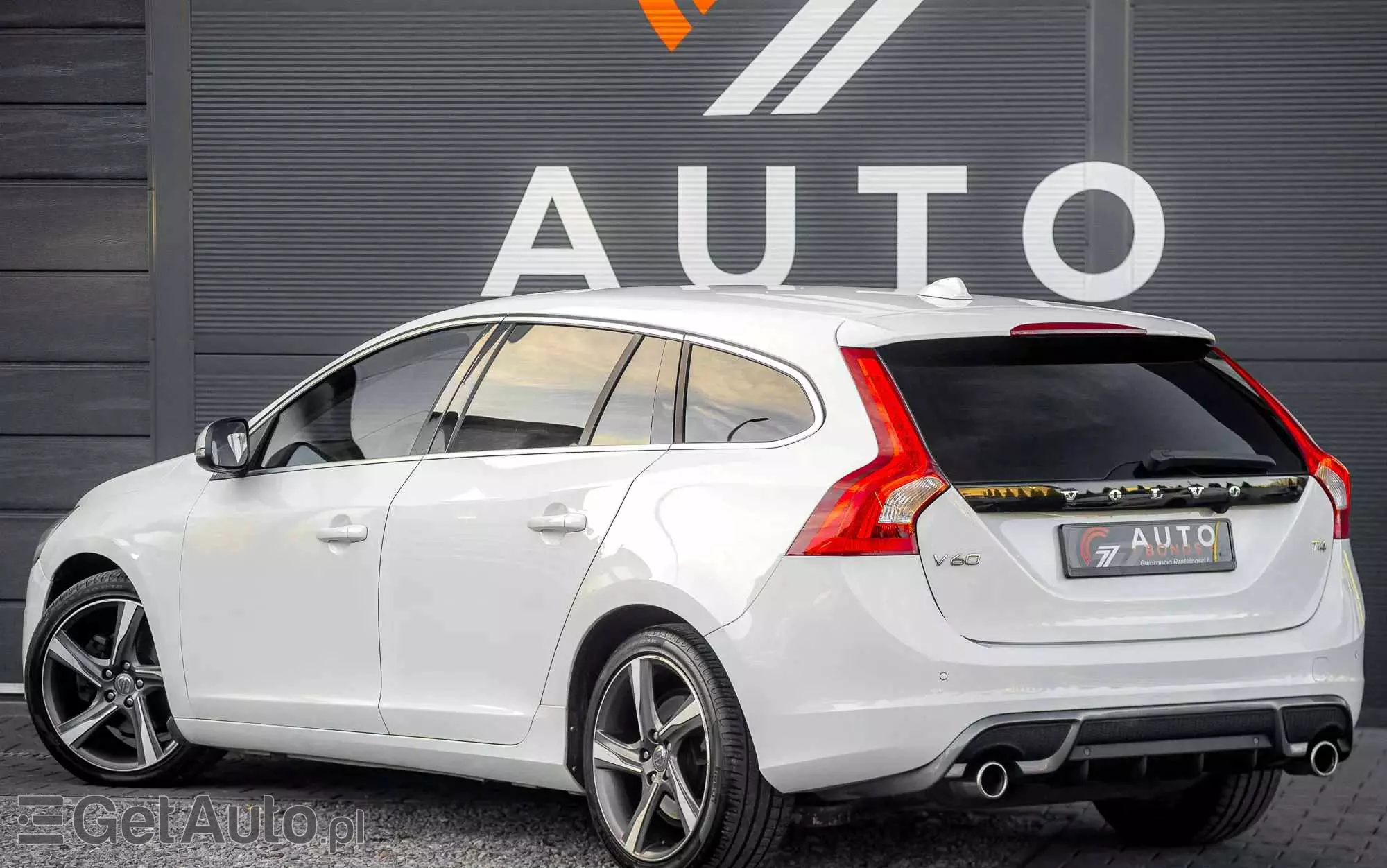VOLVO V60 T4 R-Design Momentum