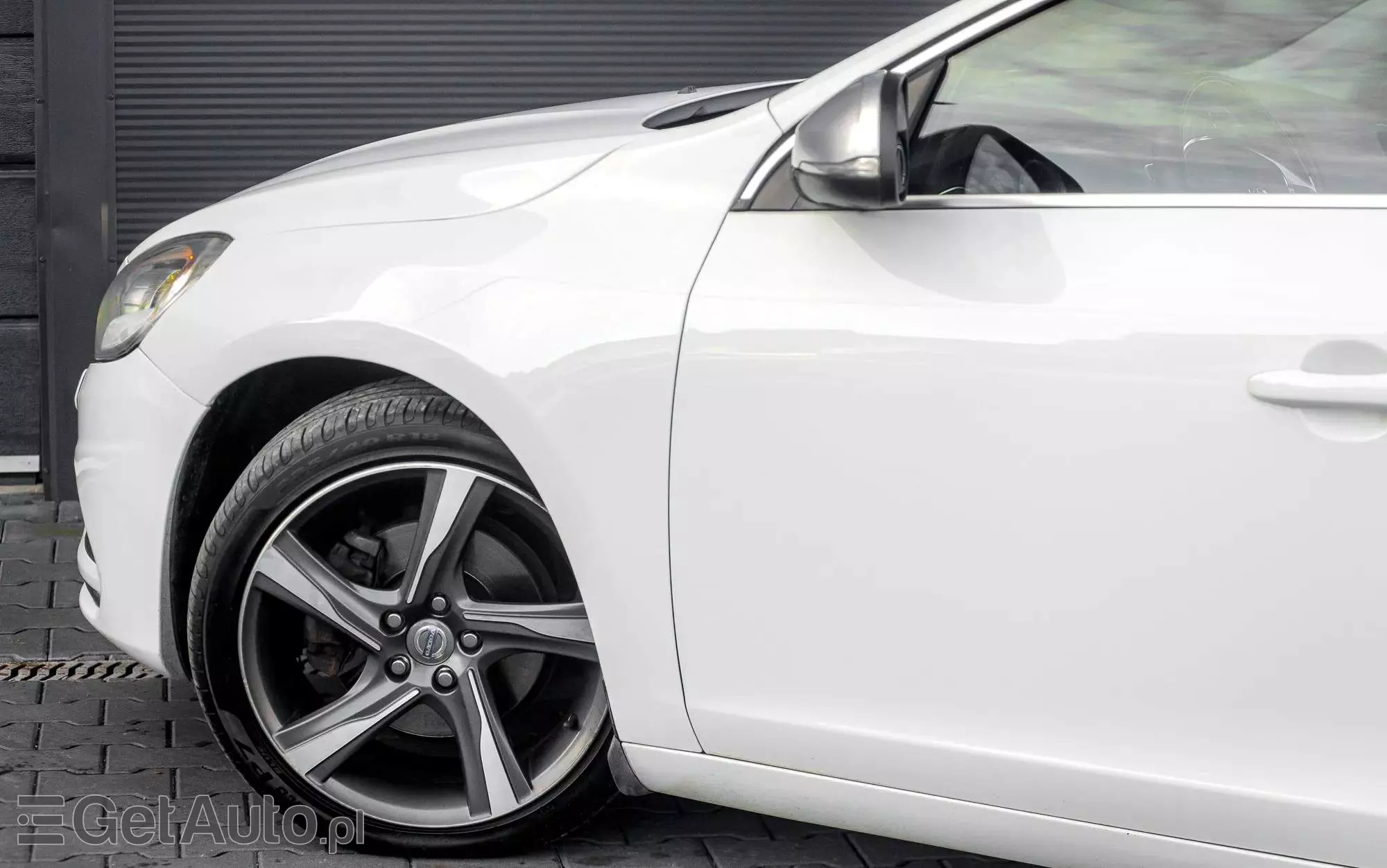 VOLVO V60 T4 R-Design Momentum