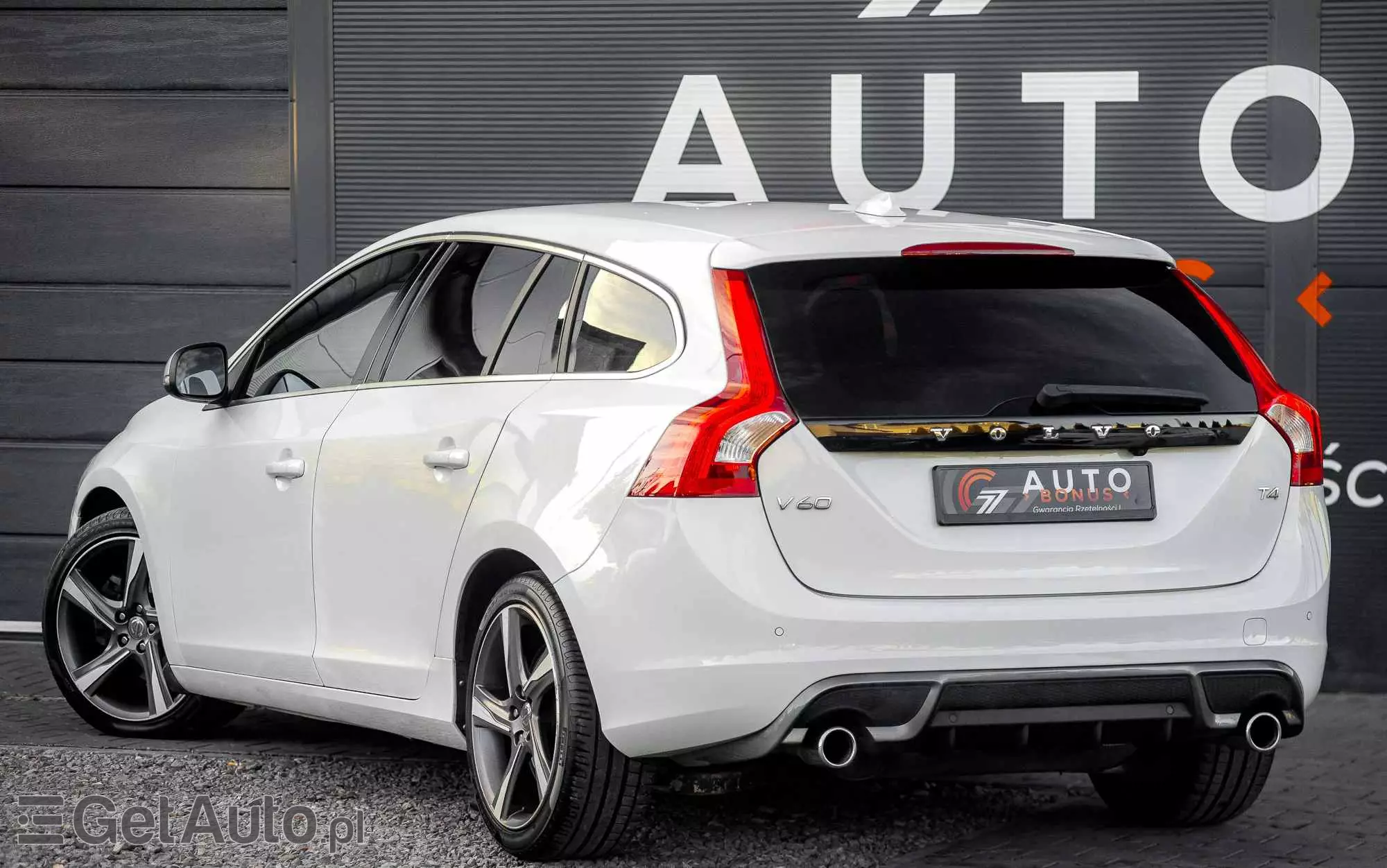 VOLVO V60 T4 R-Design Momentum