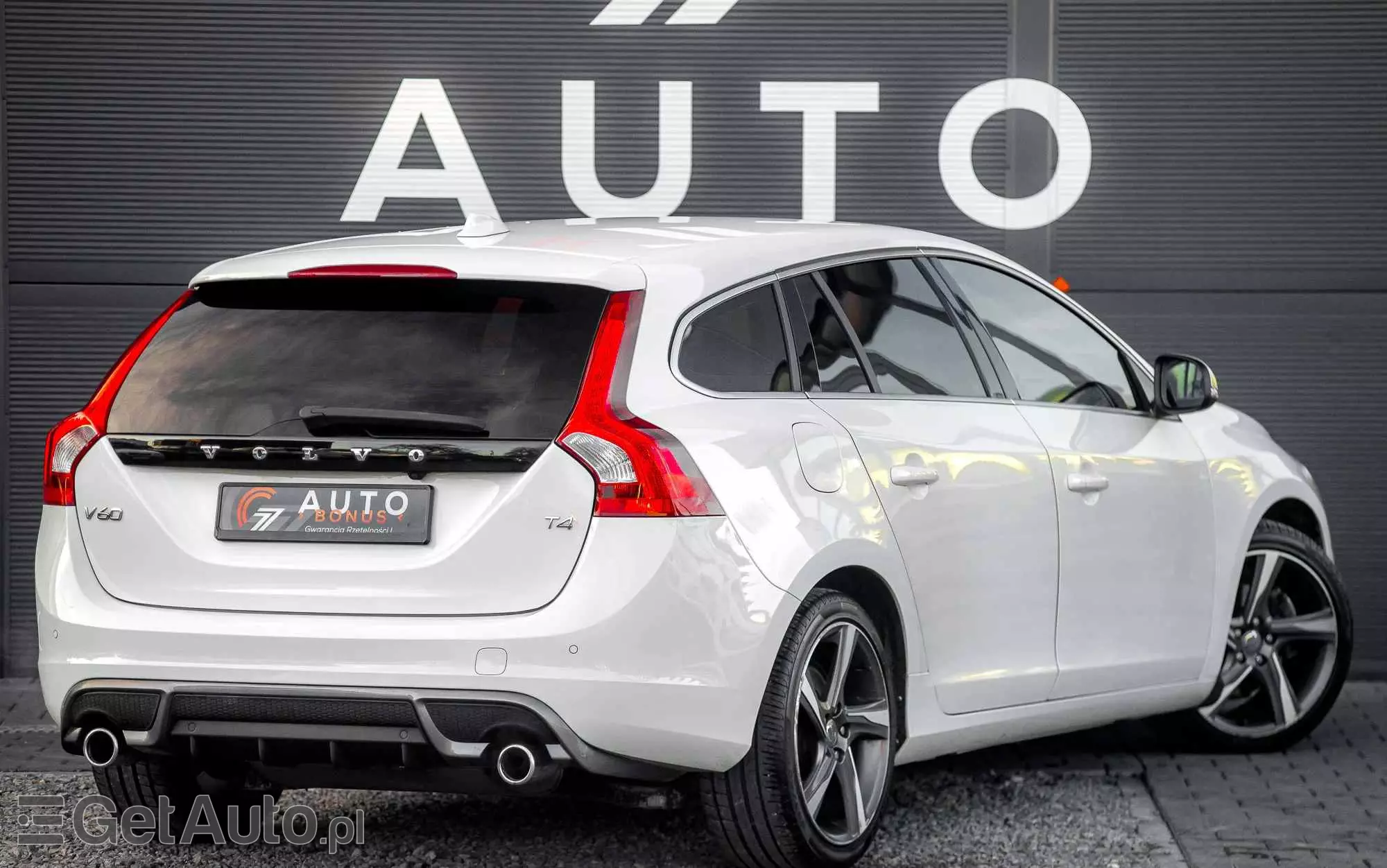VOLVO V60 T4 R-Design Momentum