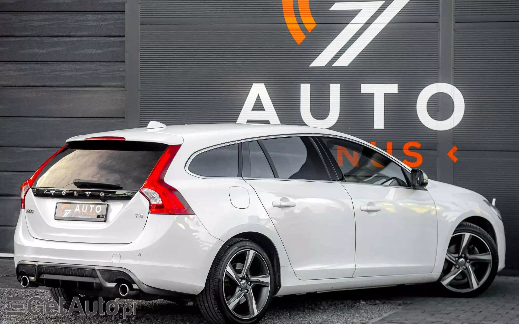 VOLVO V60 T4 R-Design Momentum