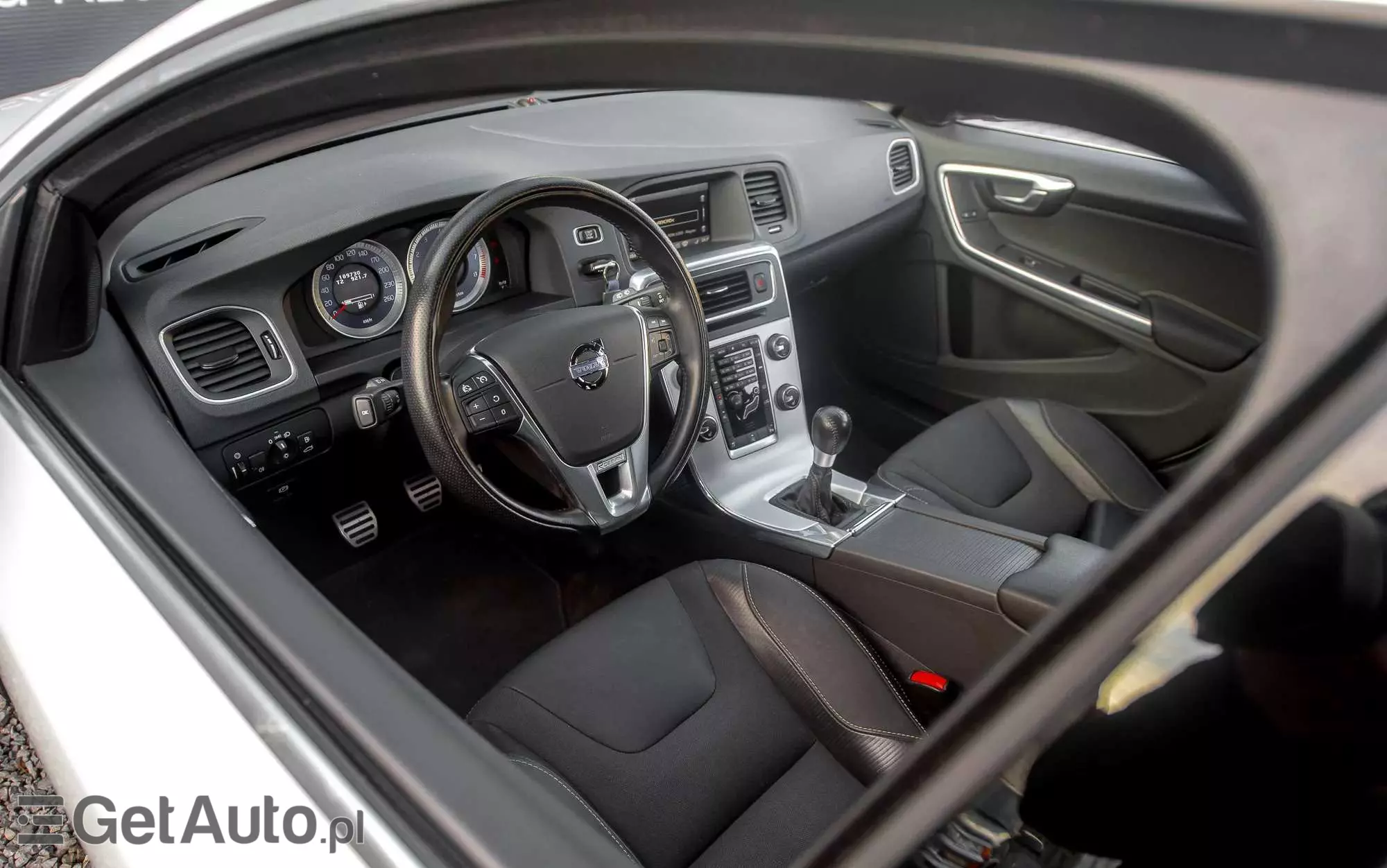 VOLVO V60 T4 R-Design Momentum