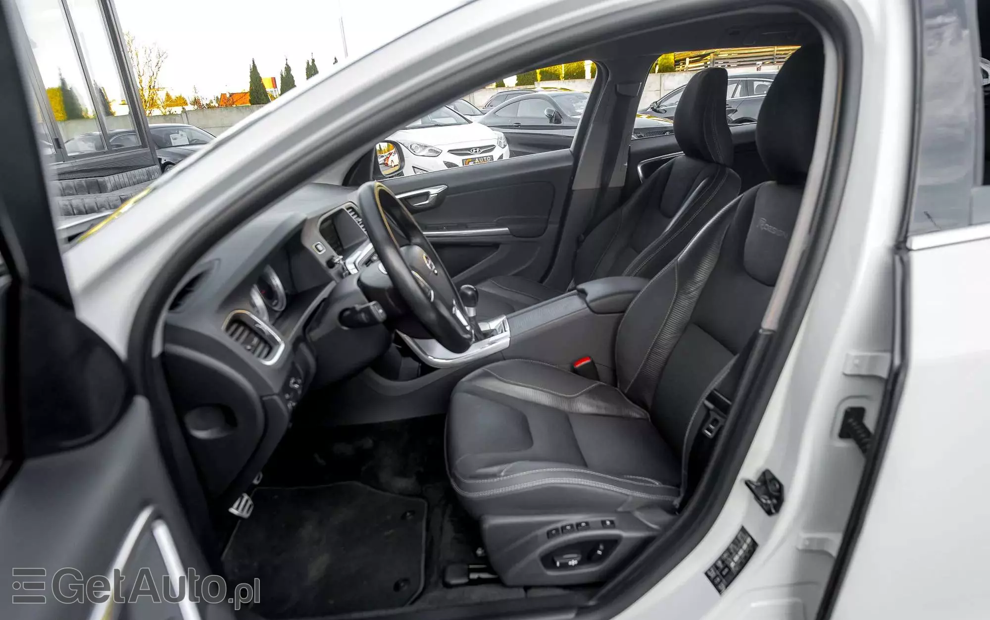 VOLVO V60 T4 R-Design Momentum