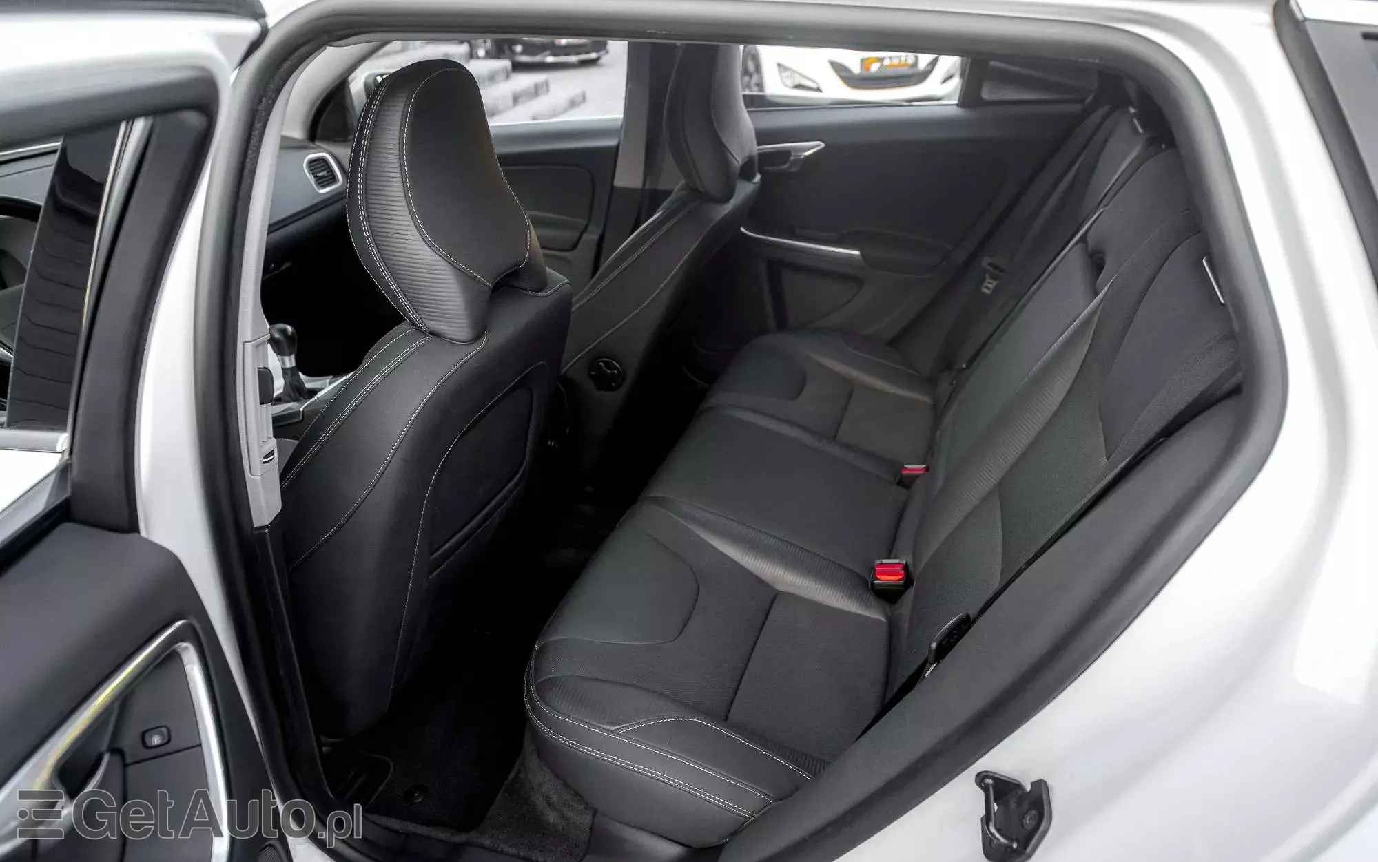 VOLVO V60 T4 R-Design Momentum