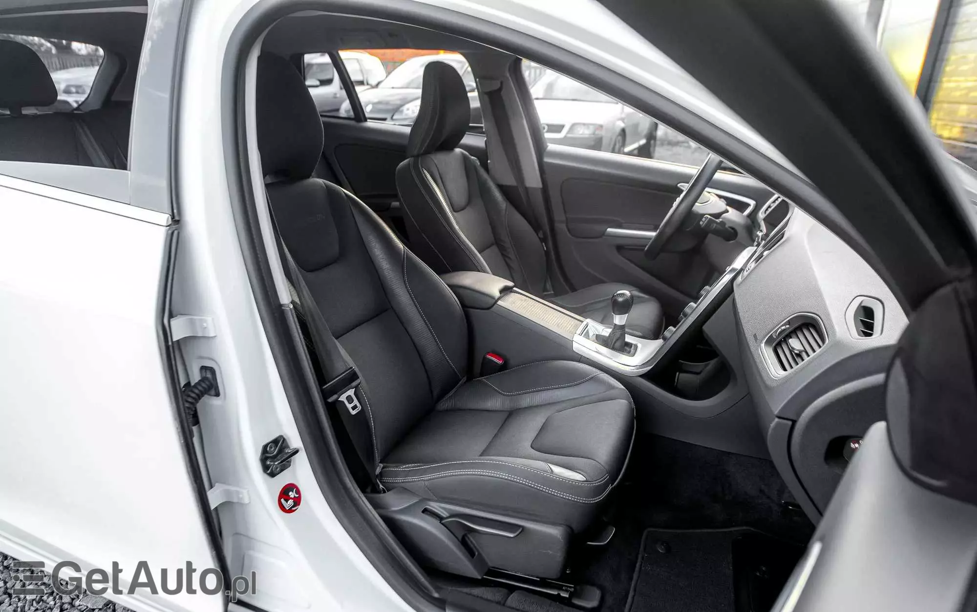 VOLVO V60 T4 R-Design Momentum